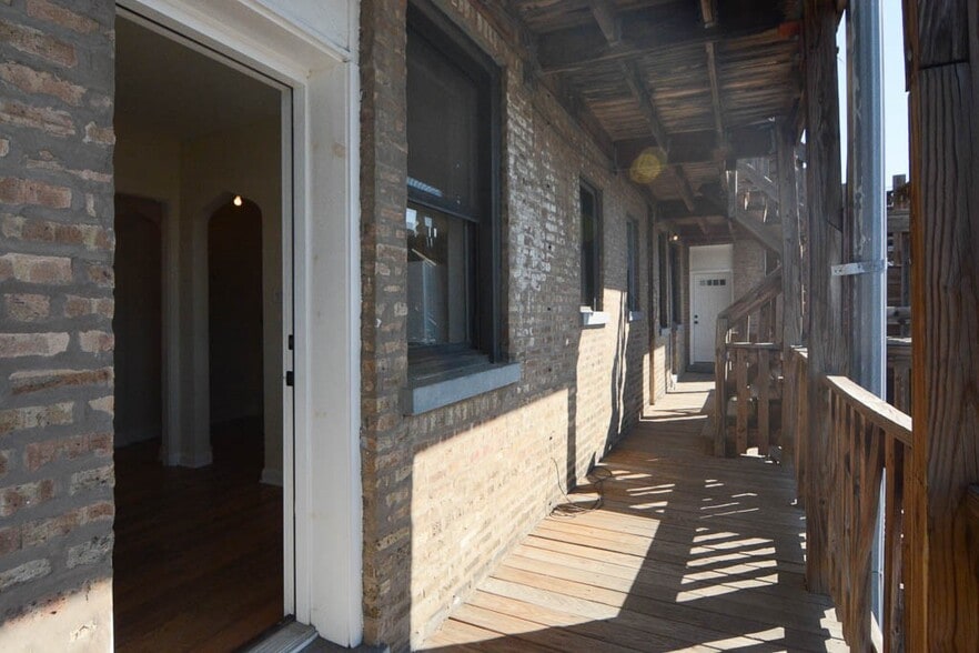 Building Photo - 4416 N Wolcott Ave