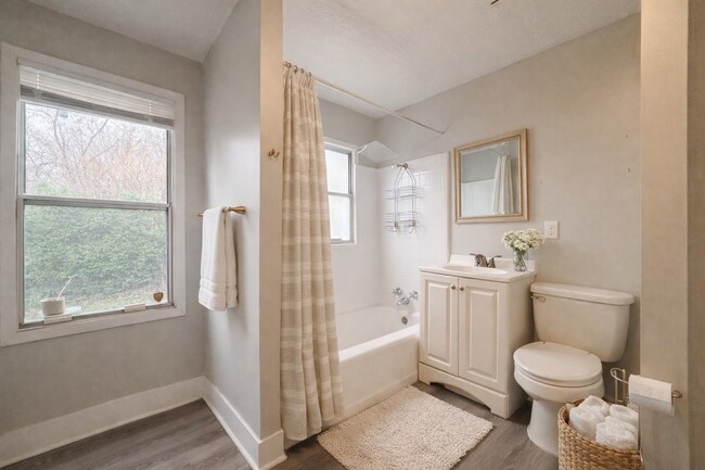 Building Photo - 2 bed 2 bath home with expansive garage and lot's of updates!