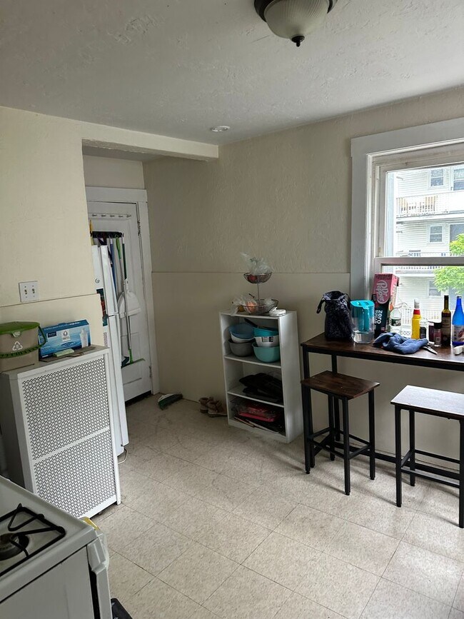 Building Photo - No Brokers Fee, Pets-Friendly , Parking Included, Porch, Laundry on a Site