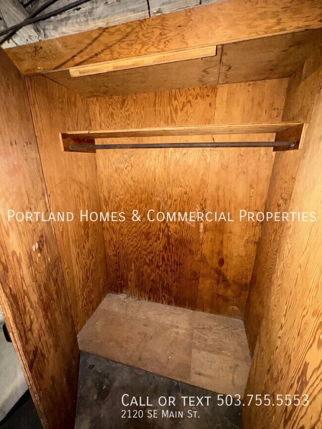 Building Photo - 2120 SE Main St