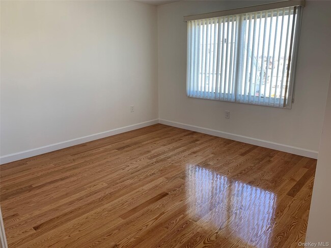 Building Photo - 97 Gainsborg Ave E