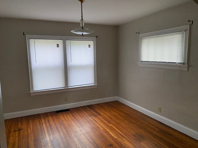 Building Photo - 3 Bedroom 1 Bathroom Single Family Home, N...