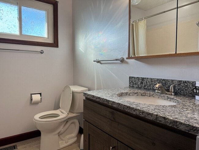 Building Photo - Comfortable 3-Bedroom Home with Park Access & Easy Commute