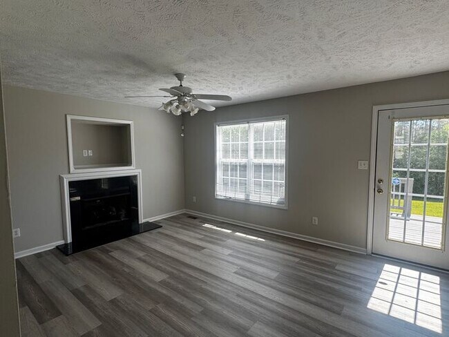 Building Photo - Spacious 3 Bedroom, 2.5 Bath Home with Bon...