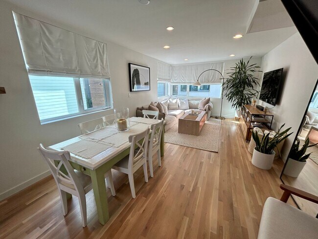 Building Photo - Spacious Ballard Townhome- 2 Bedrooms with Parking