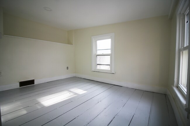 Building Photo - 165 W Main St