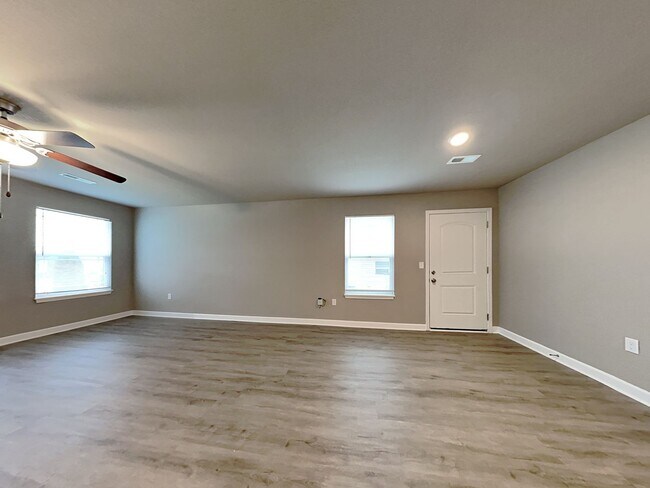 Building Photo - Charming 3Beds, 2Bath Home in Blue Springs with Garage Parking