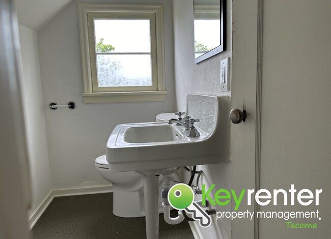 Building Photo - Adorable 4 Bedroom 1.5 Bath Tacoma Home + ...