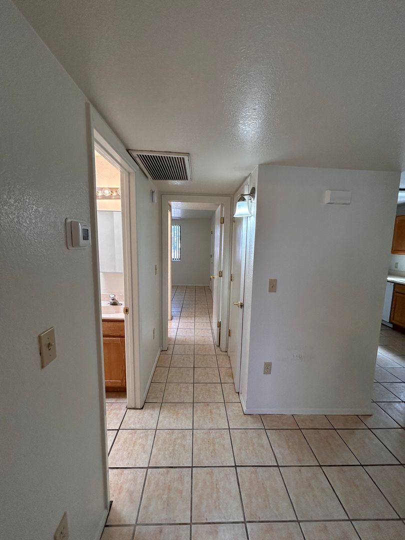 Building Photo - 1150 N Catalina Ave