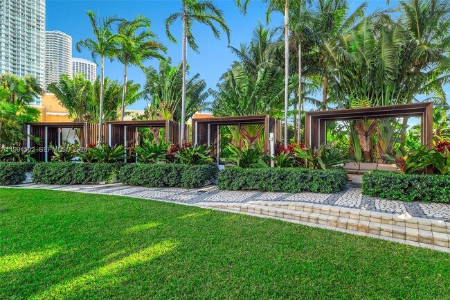 Building Photo - 2020 N Bayshore Dr