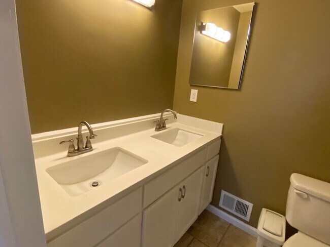 Building Photo - 2 Bedroom 2.5 Bath Townhome in Great Marietta Location w/ a Unfinished Basement