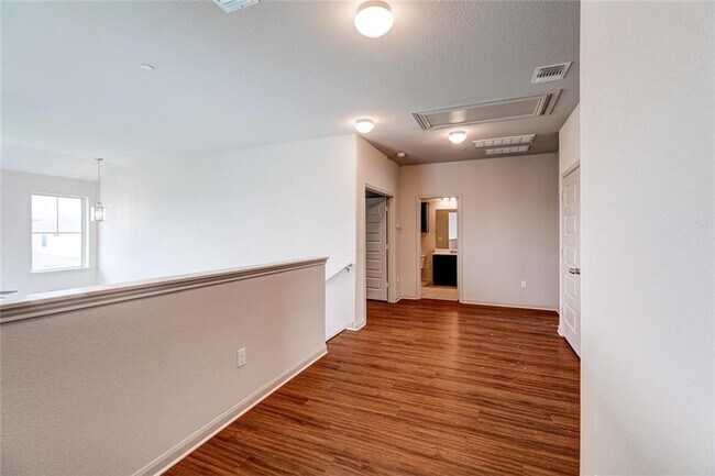Building Photo - 1620 Bryant Dr