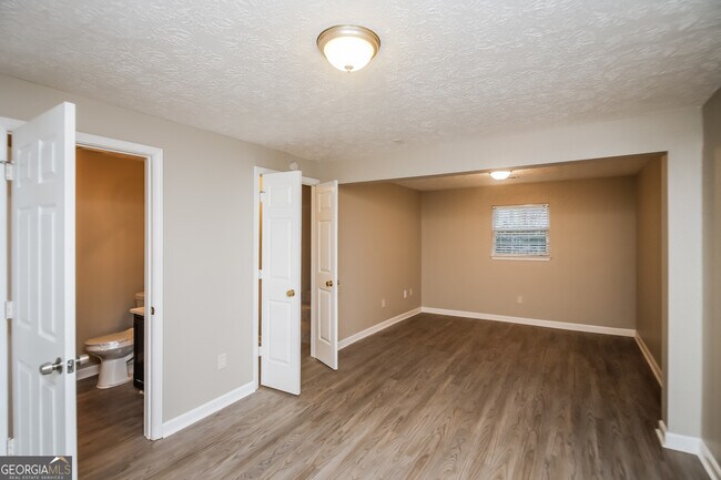 Building Photo - 1817 Cres Hill Dr NW