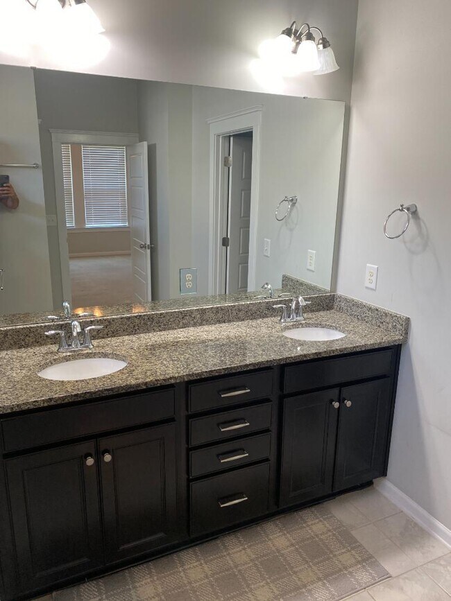 Building Photo - 4221 Courtly Ln