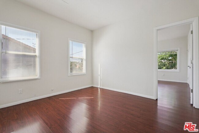 Building Photo - 1464 3/8-1464 W 35th Pl