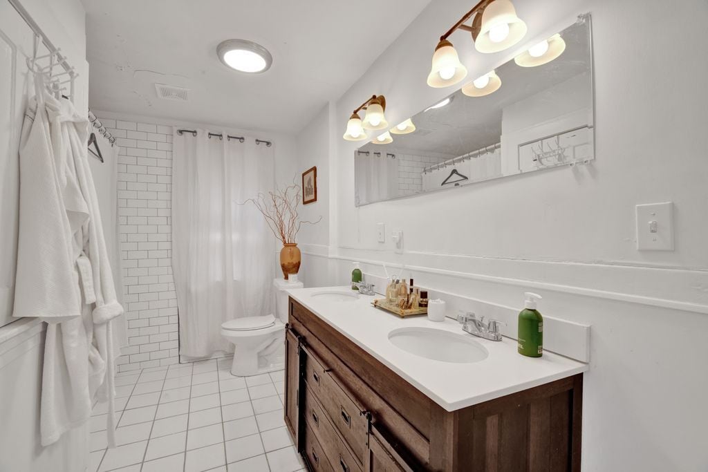 Building Photo - 2134 16th Ave S