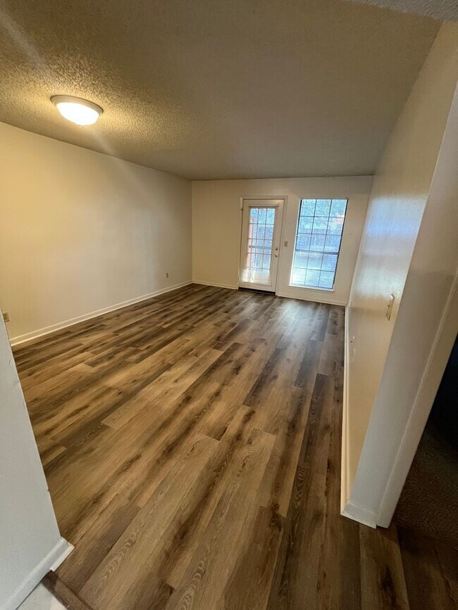 Building Photo - Classic Manor