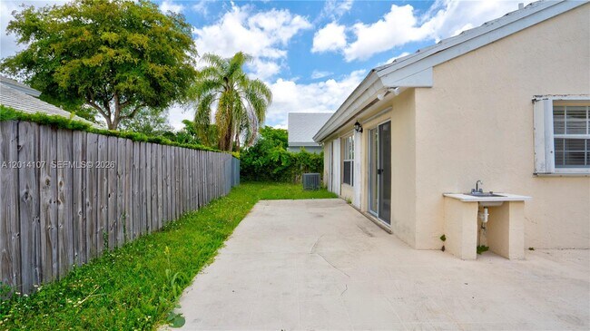 Building Photo - 6410 SW 112th Pl