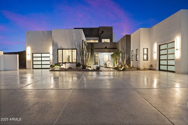 Building Photo - 3135 E Palo Verde Dr