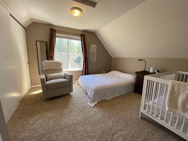 Building Photo - Quiet 3-Bed, 1.5-Bath Home with Large Encl...