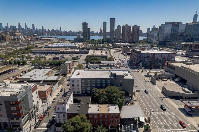 Building Photo - 604 1/2 Grove St