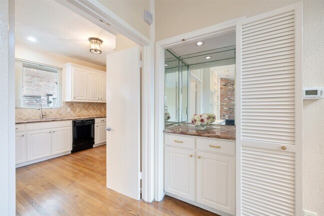 Building Photo - 5850 Valley Forge Dr