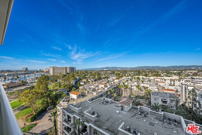 Building Photo - 13700 Marina Pointe Dr