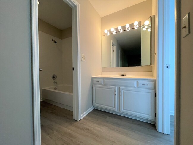 Building Photo - 311 E Forest Knoll Dr