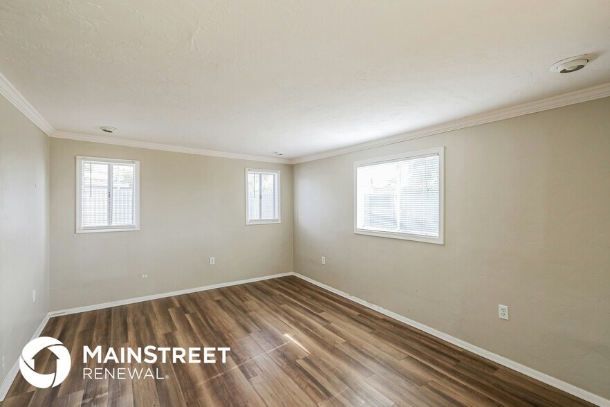 Building Photo - 7956 E Victoria Dr