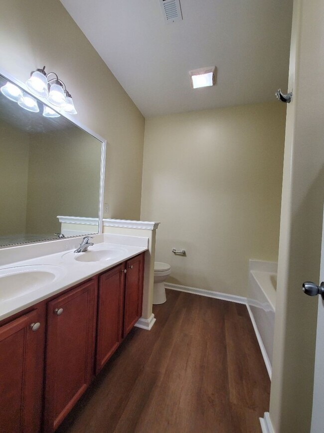 Building Photo - Move-In Ready 3BR Home with Great Living S...