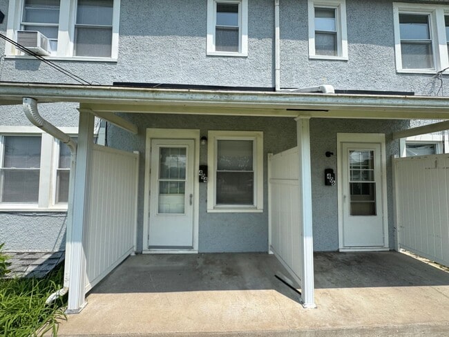 Building Photo - For Rent – Pet-Friendly 2 Bed, 1 Bath Town...