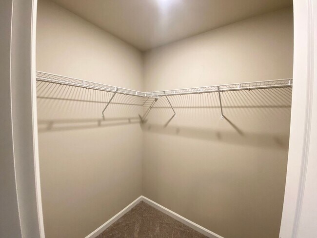 Building Photo - 3 bedroom, 2568 Sqft. home In Federal Way