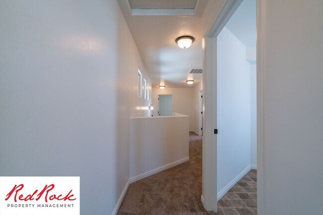 Building Photo - DOG-FRIENDLY 4 Bedroom Townhome with INTERNET INCLUDED!