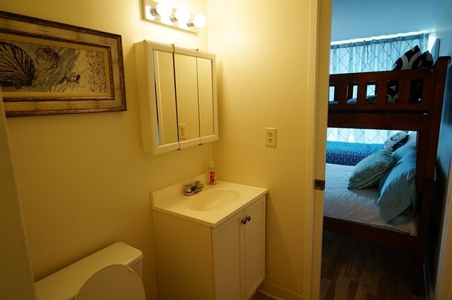 BATHROOM - 1624 Kanunu St