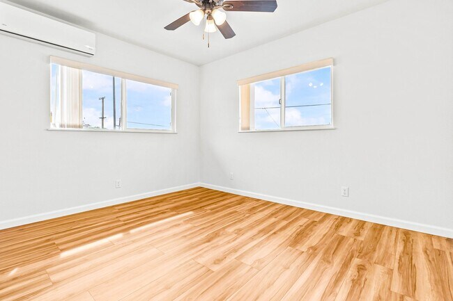 Building Photo - Spacious 3 Bedroom, 2.5 Bath Single Family...