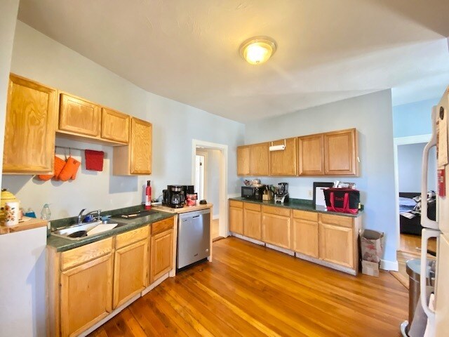 Building Photo - 4 Alcott St