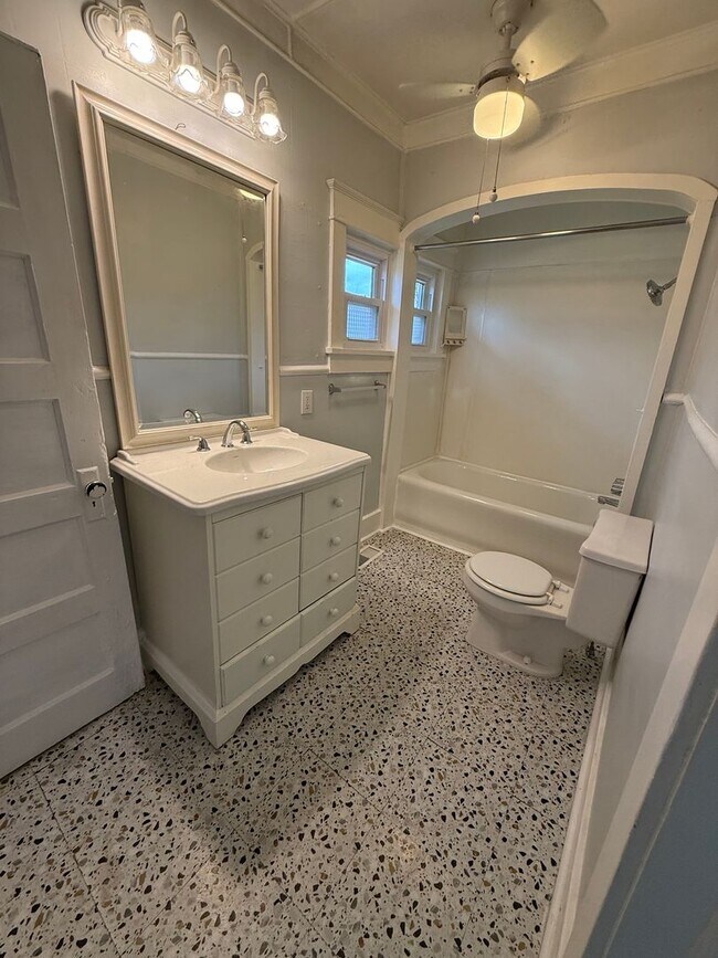 Building Photo - Main Street