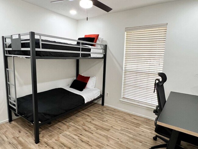 Building Photo - 2012 E Lacey Oak Cir