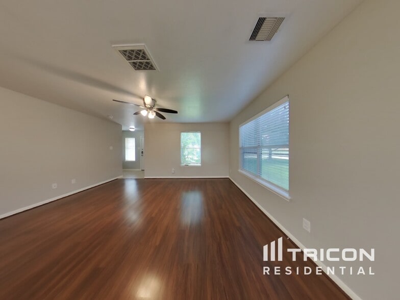 Building Photo - 6714 Clover Walk Ln