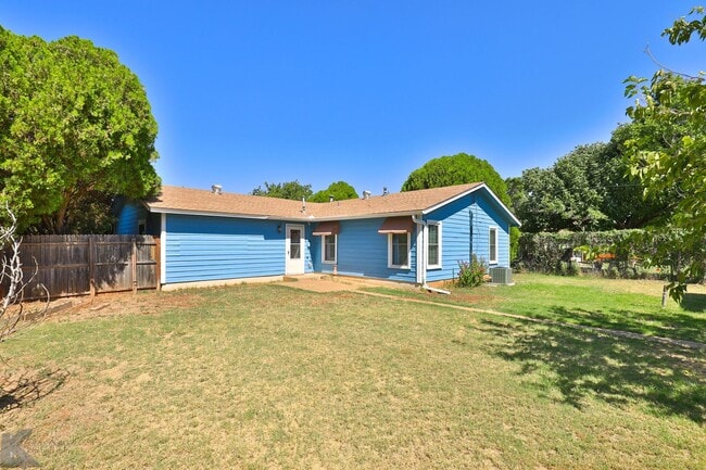 Building Photo - 3 bed/1.5 bath, 2 living home