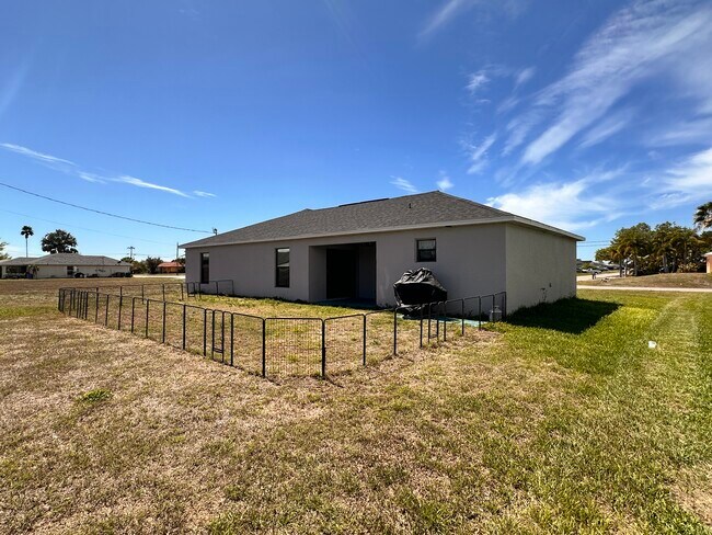 Building Photo - 913 NE 13th Ave