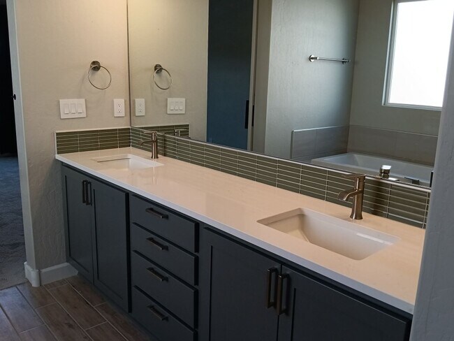 Building Photo - Stunning 4-bedroom, 3.5-bathroom home loca...