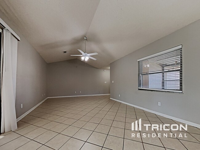 Building Photo - 38750 James Ct