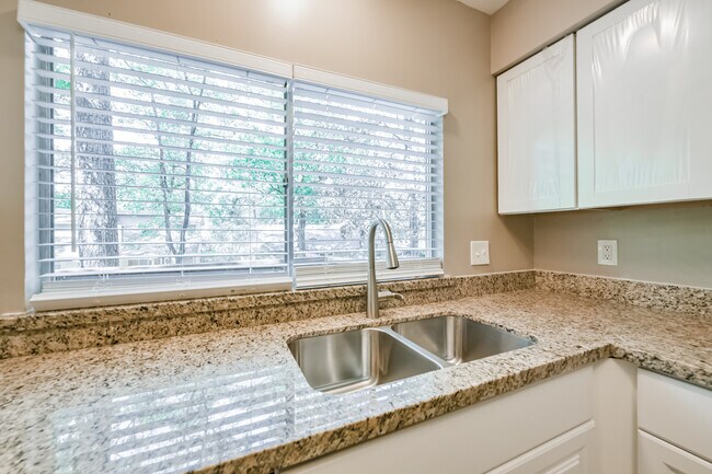 Building Photo - 2051 Oak Shores Dr