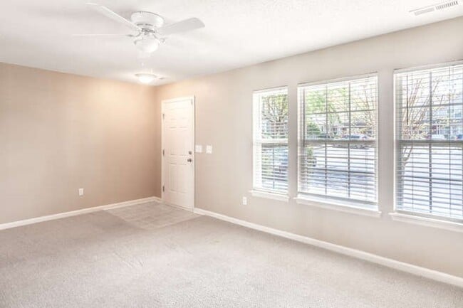 Building Photo - Updated Townhouse
