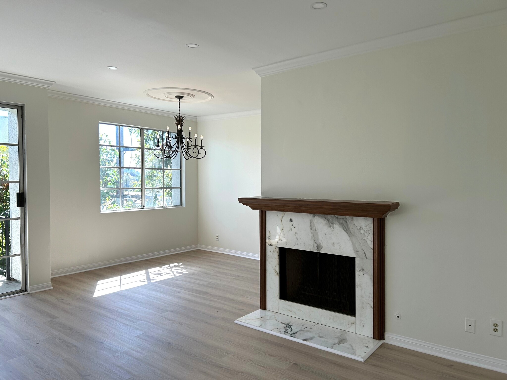 Building Photo - 1375 Kelton Ave