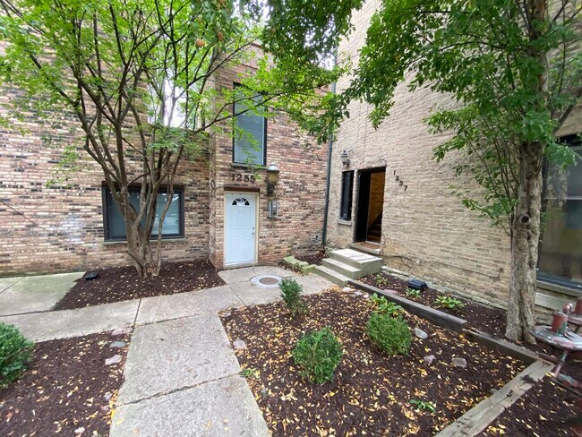 Primary Photo - 1257 W Belden Ave