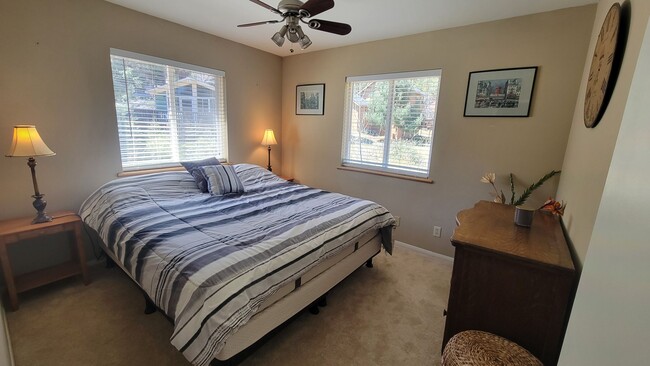 Building Photo - Attractive & Roomy 4 bedroom, 3 bath Pine ...