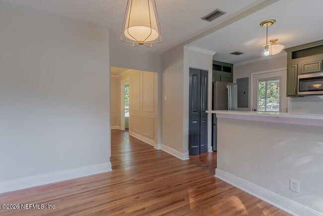 Building Photo - 1375 Menna St
