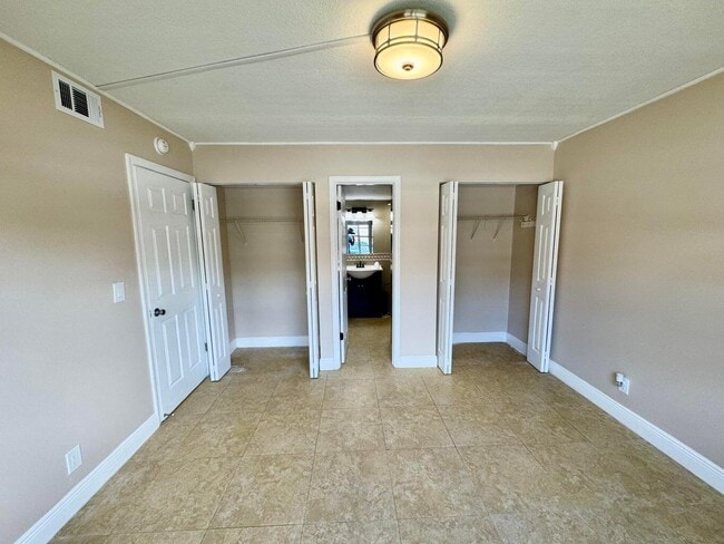 Building Photo - 10008 Twin Lakes Dr